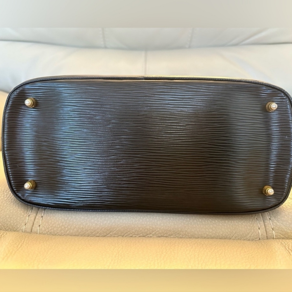 Fendi Black Leather Handbag with Gold Accents - Picture 4 of 12